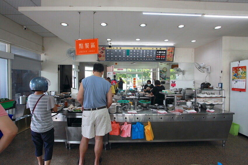 吃。台南美食｜東區。「金府城火雞肉飯 崇德店」台南市立醫院周遭美食，用餐時段總是出現排隊人潮，目前總