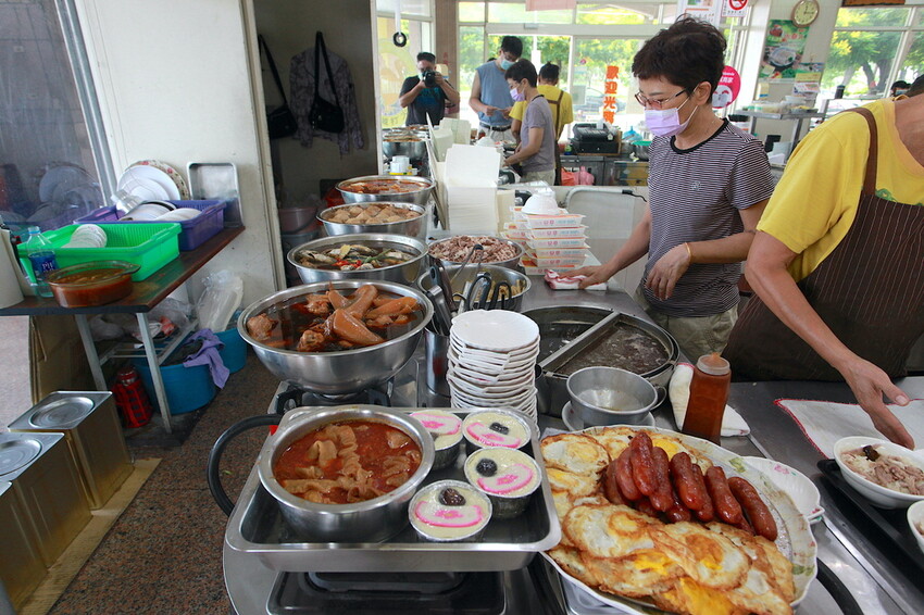 吃。台南美食｜東區。「金府城火雞肉飯 崇德店」台南市立醫院周遭美食，用餐時段總是出現排隊人潮，目前總