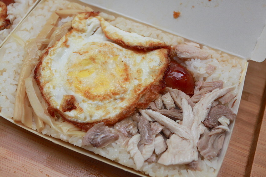 吃。台南美食｜東區。「金府城火雞肉飯 崇德店」台南市立醫院周遭美食，用餐時段總是出現排隊人潮，目前總