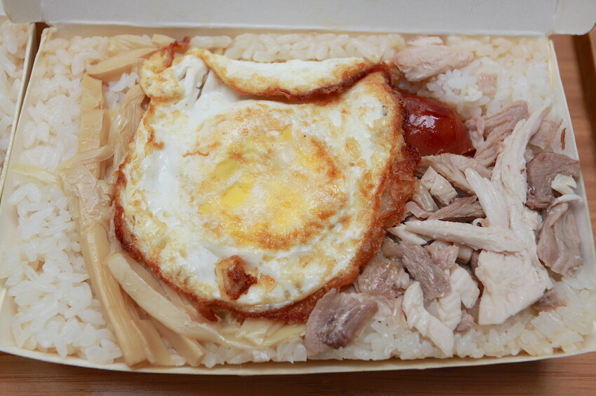 吃。台南美食｜東區。「金府城火雞肉飯 崇德店」台南市立醫院周遭美食，用餐時段總是出現排隊人潮，目前總