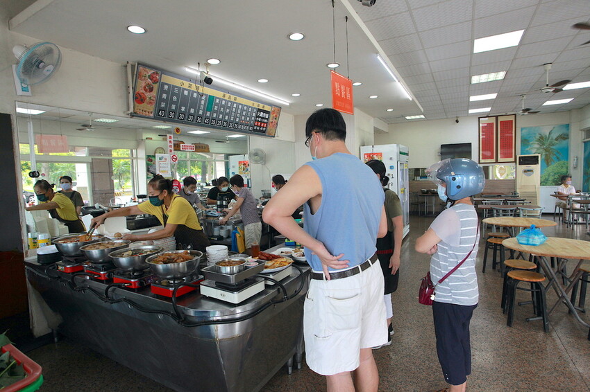 吃。台南美食｜東區。「金府城火雞肉飯 崇德店」台南市立醫院周遭美食，用餐時段總是出現排隊人潮，目前總