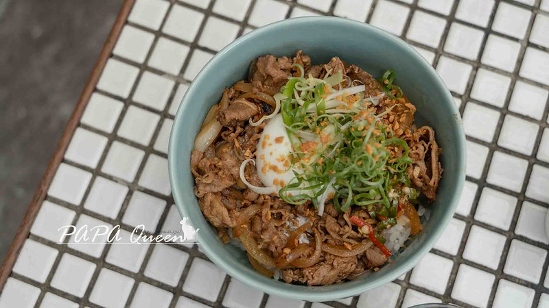 台中深夜美食中午也有了！TAKU牛丼專賣午間開丼新體驗，搭溫泉蛋絕配。