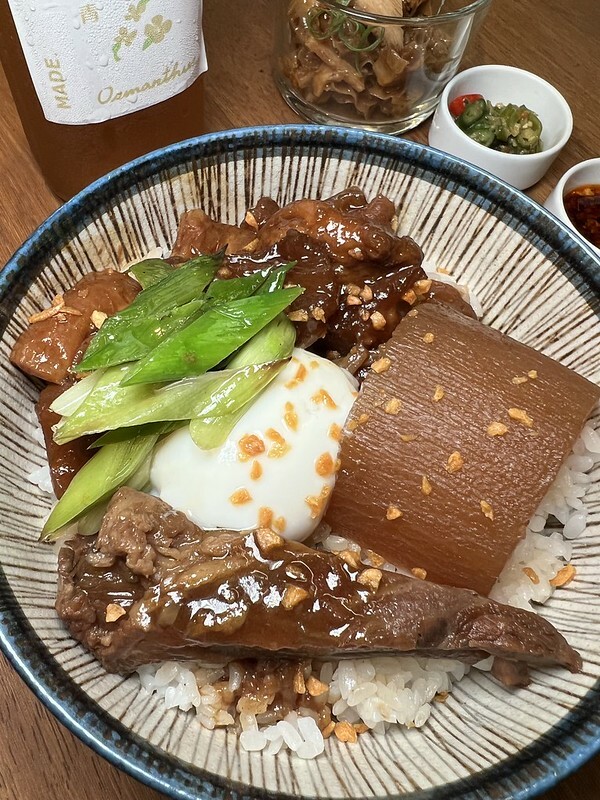 【台灣,台中市,西區】隱藏在巷弄老宅夜間美食 ~TAKU牛丼專賣店。(台中美食)