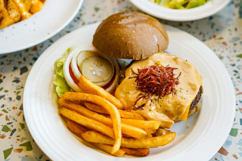 板橋大份量美式火烤漢堡，可以客製個人專屬漢堡，還有全天候豪華早午餐│板橋美食推薦│捷運新埔站 │【Stan &