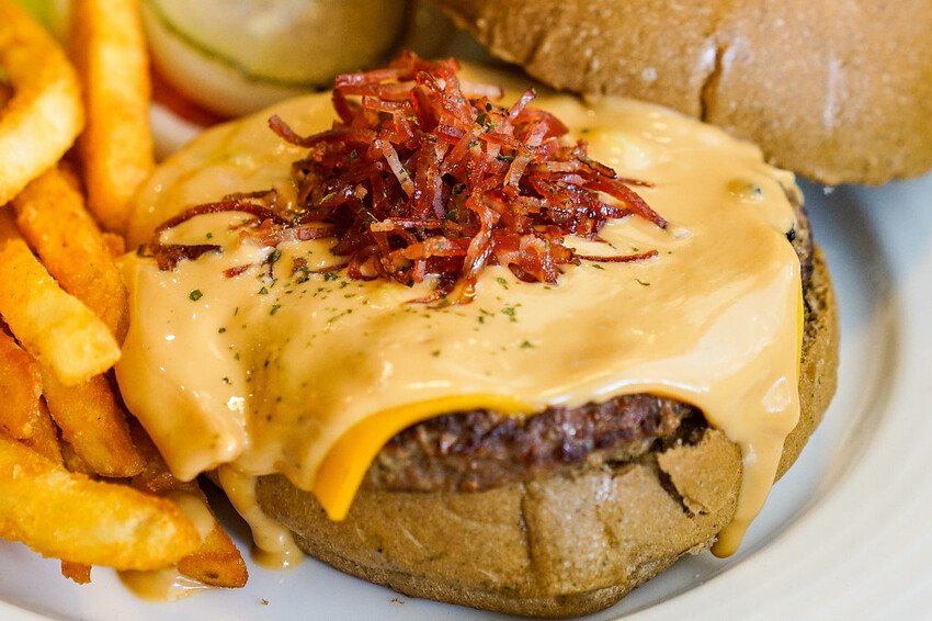 板橋大份量美式火烤漢堡，可以客製個人專屬漢堡，還有全天候豪華早午餐│板橋美食推薦│捷運新埔站 │【Stan &