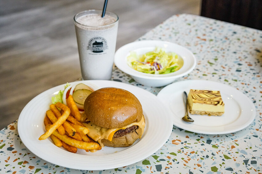 板橋大份量美式火烤漢堡，可以客製個人專屬漢堡，還有全天候豪華早午餐│板橋美食推薦│捷運新埔站 │【Stan &