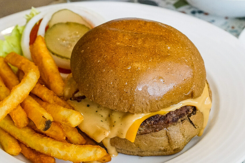 板橋大份量美式火烤漢堡，可以客製個人專屬漢堡，還有全天候豪華早午餐│板橋美食推薦│捷運新埔站 │【Stan &