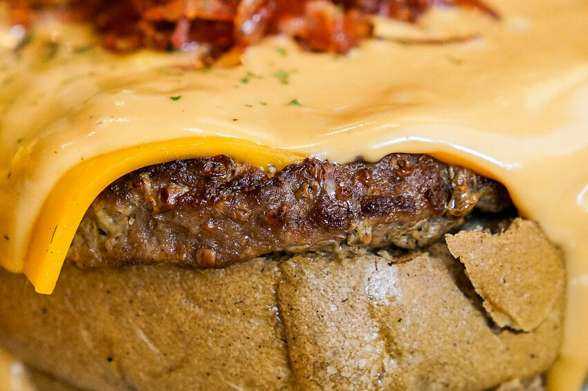 板橋大份量美式火烤漢堡，可以客製個人專屬漢堡，還有全天候豪華早午餐│板橋美食推薦│捷運新埔站 │【Stan &