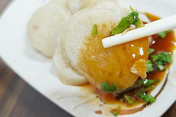 隱藏在捷運站旁邊附近裡的爆人氣美食小吃店！中午用餐時間附近上班族都會前來品嚐的店家之一，使用手工製作