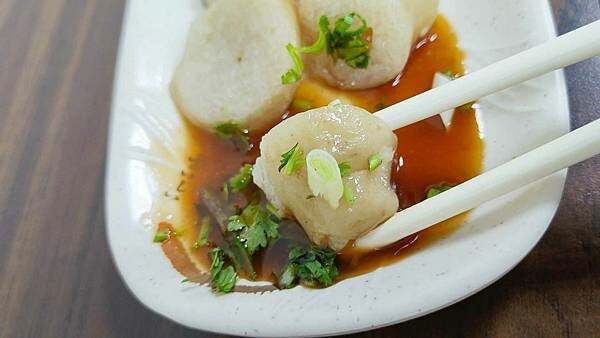 隱藏在捷運站旁邊附近裡的爆人氣美食小吃店！中午用餐時間附近上班族都會前來品嚐的店家之一，使用手工製作