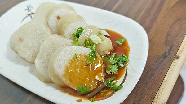 隱藏在捷運站旁邊附近裡的爆人氣美食小吃店！中午用餐時間附近上班族都會前來品嚐的店家之一，使用手工製作