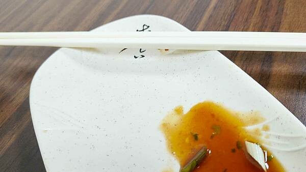 隱藏在捷運站旁邊附近裡的爆人氣美食小吃店！中午用餐時間附近上班族都會前來品嚐的店家之一，使用手工製作