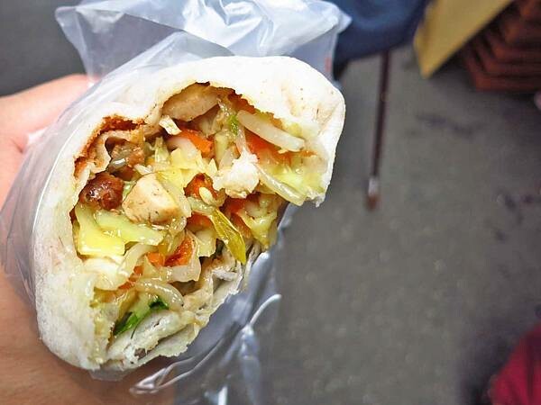 隱藏在捷運站旁邊附近裡的爆人氣美食小吃店！中午用餐時間附近上班族都會前來品嚐的店家之一，使用手工製作