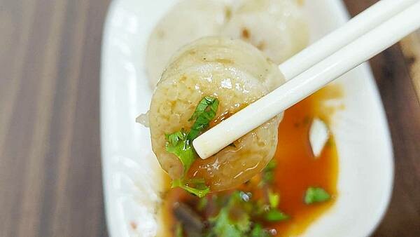 隱藏在捷運站旁邊附近裡的爆人氣美食小吃店！中午用餐時間附近上班族都會前來品嚐的店家之一，使用手工製作