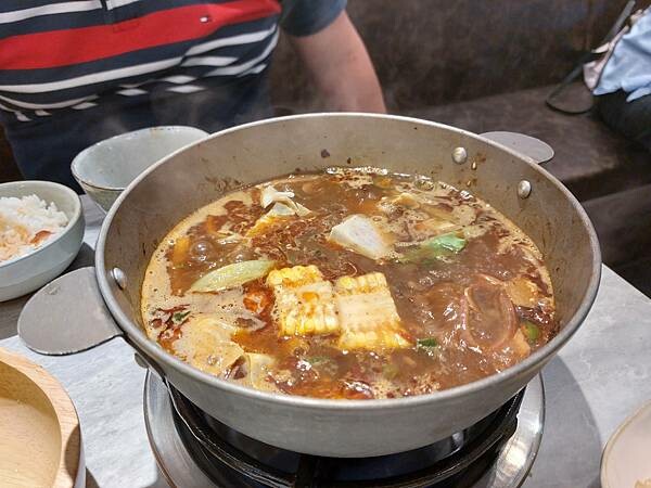 新北新莊｜新開幕【幸月港式雞煲．火鍋】招牌起司雞鍋跟麻辣雞鍋,一鍋兩種吃法同時滿足