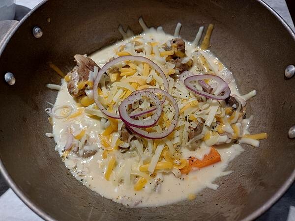 新北新莊｜新開幕【幸月港式雞煲．火鍋】招牌起司雞鍋跟麻辣雞鍋,一鍋兩種吃法同時滿足