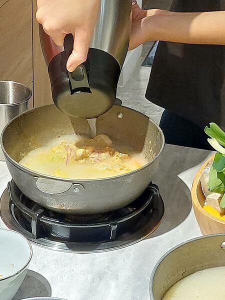 新北新莊｜新開幕【幸月港式雞煲．火鍋】招牌起司雞鍋跟麻辣雞鍋,一鍋兩種吃法同時滿足