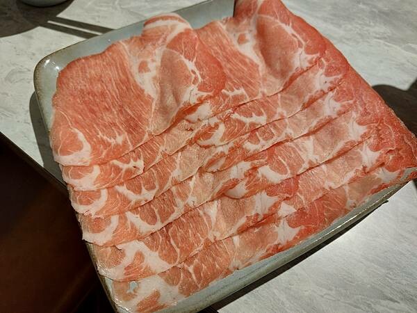 新北新莊｜新開幕【幸月港式雞煲．火鍋】招牌起司雞鍋跟麻辣雞鍋,一鍋兩種吃法同時滿足