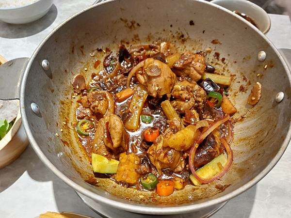 新北新莊｜新開幕【幸月港式雞煲．火鍋】招牌起司雞鍋跟麻辣雞鍋,一鍋兩種吃法同時滿足