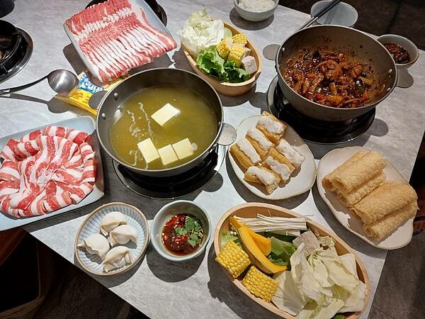 新北新莊｜新開幕【幸月港式雞煲．火鍋】招牌起司雞鍋跟麻辣雞鍋,一鍋兩種吃法同時滿足