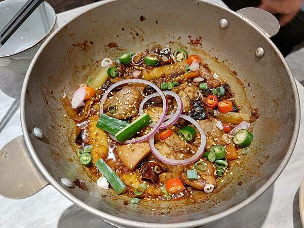 新北新莊｜新開幕【幸月港式雞煲．火鍋】招牌起司雞鍋跟麻辣雞鍋,一鍋兩種吃法同時滿足