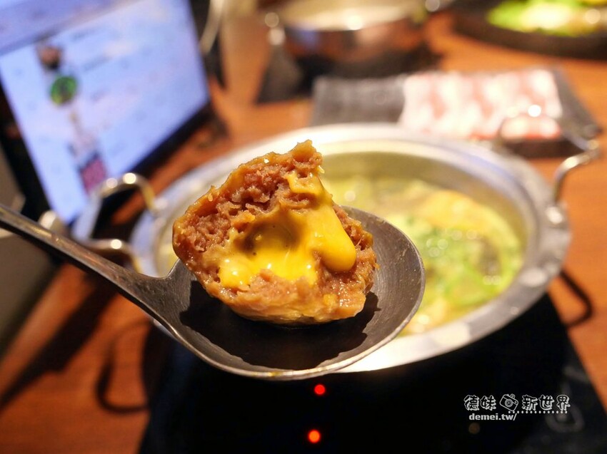 桃園市美食【香港新幹綫火鍋】港式平價個人/鴛鴦│特推香菜皮蛋鍋底│平板點餐&雙軌自動送餐系統 - 德妹看新世界