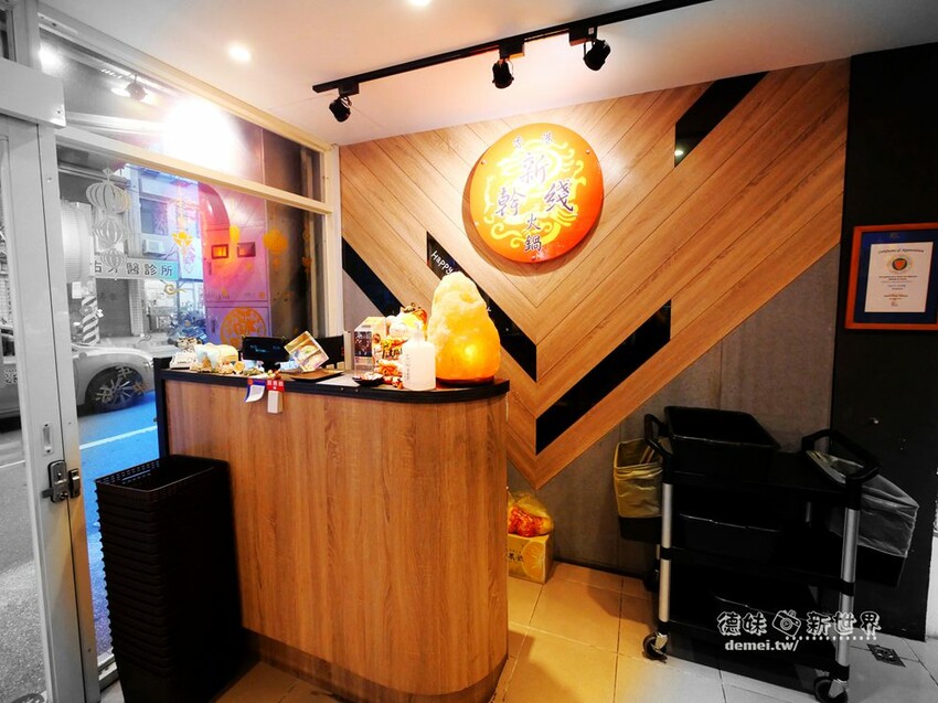 桃園市美食【香港新幹綫火鍋】港式平價個人/鴛鴦│特推香菜皮蛋鍋底│平板點餐&雙軌自動送餐系統 - 德妹看新世界