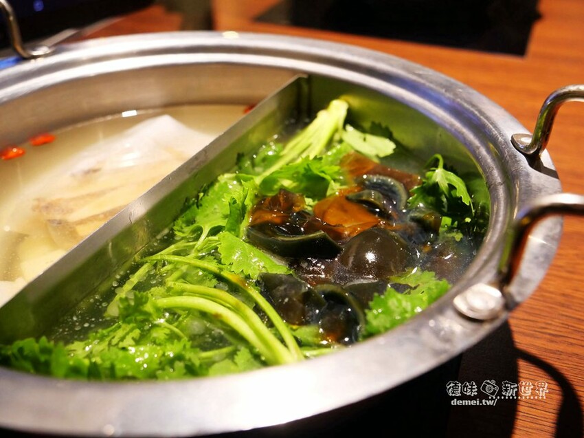 桃園市美食【香港新幹綫火鍋】港式平價個人/鴛鴦│特推香菜皮蛋鍋底│平板點餐&雙軌自動送餐系統 - 德妹看新世界