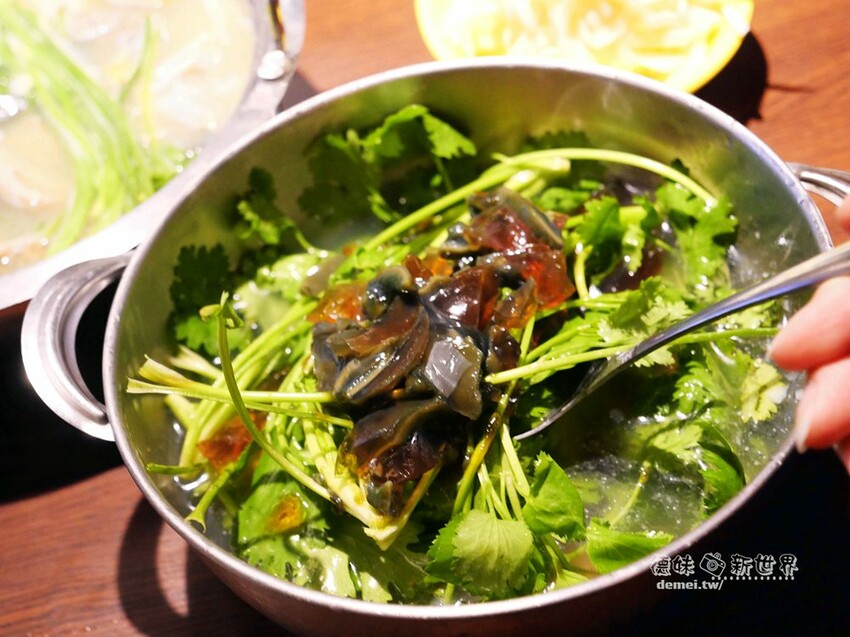 桃園市美食【香港新幹綫火鍋】港式平價個人/鴛鴦│特推香菜皮蛋鍋底│平板點餐&雙軌自動送餐系統 - 德妹看新世界