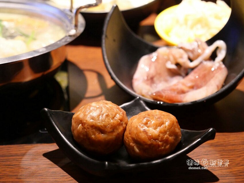 桃園市美食【香港新幹綫火鍋】港式平價個人/鴛鴦│特推香菜皮蛋鍋底│平板點餐&雙軌自動送餐系統 - 德妹看新世界