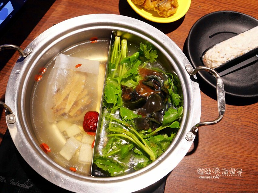 桃園市美食【香港新幹綫火鍋】港式平價個人/鴛鴦│特推香菜皮蛋鍋底│平板點餐&雙軌自動送餐系統 - 德妹看新世界