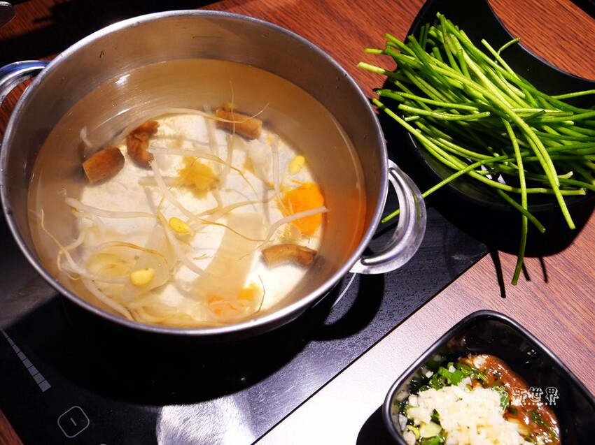 桃園市美食【香港新幹綫火鍋】港式平價個人/鴛鴦│特推香菜皮蛋鍋底│平板點餐&雙軌自動送餐系統 - 德妹看新世界