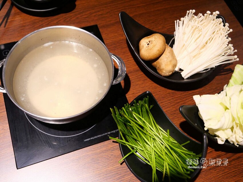 桃園市美食【香港新幹綫火鍋】港式平價個人/鴛鴦│特推香菜皮蛋鍋底│平板點餐&雙軌自動送餐系統 - 德妹看新世界