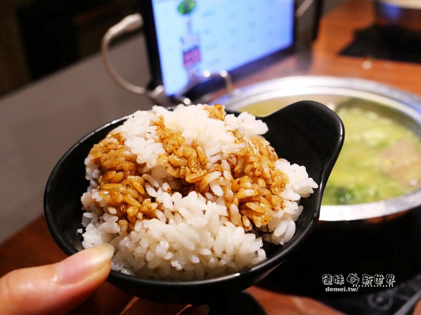 桃園市美食【香港新幹綫火鍋】港式平價個人/鴛鴦│特推香菜皮蛋鍋底│平板點餐&雙軌自動送餐系統 - 德妹看新世界