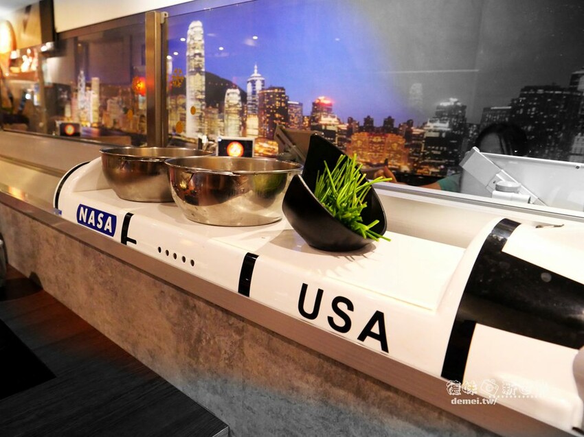 桃園市美食【香港新幹綫火鍋】港式平價個人/鴛鴦│特推香菜皮蛋鍋底│平板點餐&雙軌自動送餐系統 - 德妹看新世界