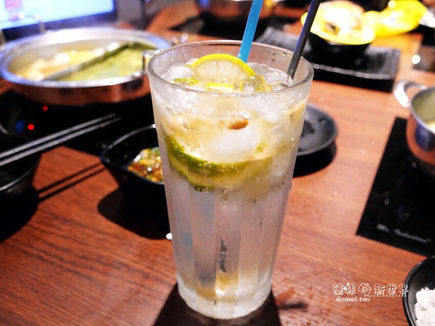 桃園市美食【香港新幹綫火鍋】港式平價個人/鴛鴦│特推香菜皮蛋鍋底│平板點餐&雙軌自動送餐系統 - 德妹看新世界