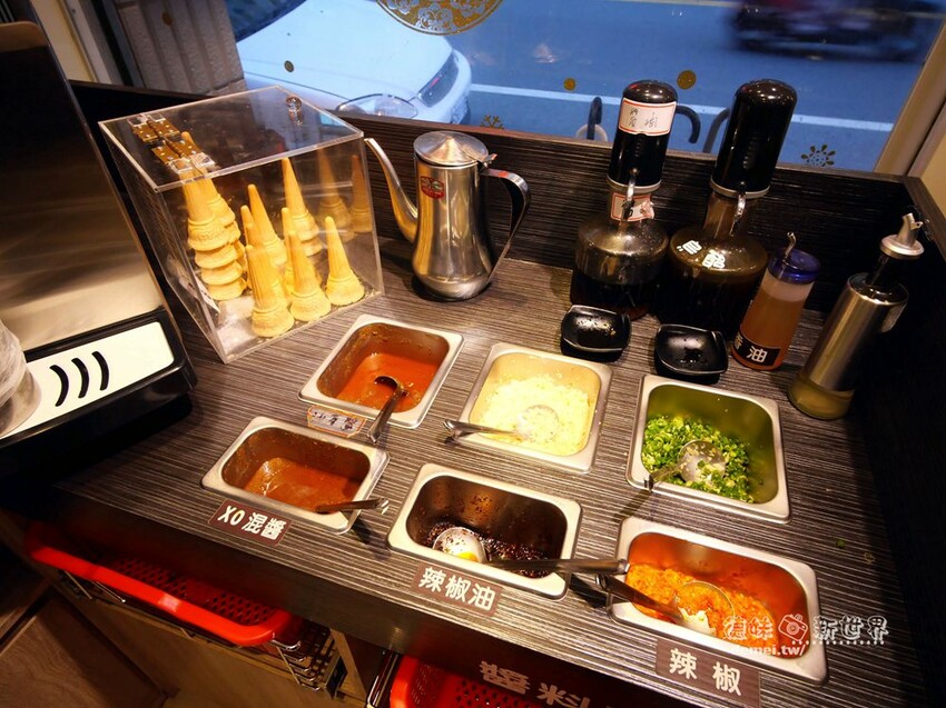 桃園市美食【香港新幹綫火鍋】港式平價個人/鴛鴦│特推香菜皮蛋鍋底│平板點餐&雙軌自動送餐系統 - 德妹看新世界