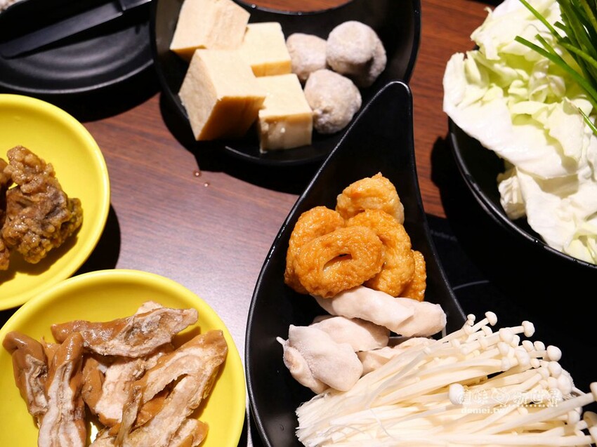 桃園市美食【香港新幹綫火鍋】港式平價個人/鴛鴦│特推香菜皮蛋鍋底│平板點餐&雙軌自動送餐系統 - 德妹看新世界