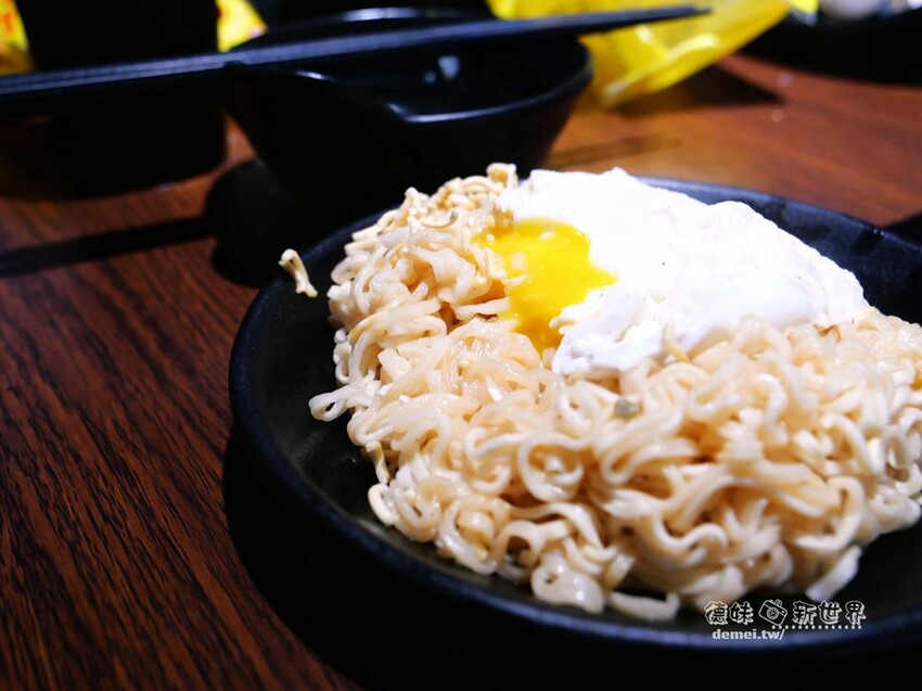 桃園市美食【香港新幹綫火鍋】港式平價個人/鴛鴦│特推香菜皮蛋鍋底│平板點餐&雙軌自動送餐系統 - 德妹看新世界