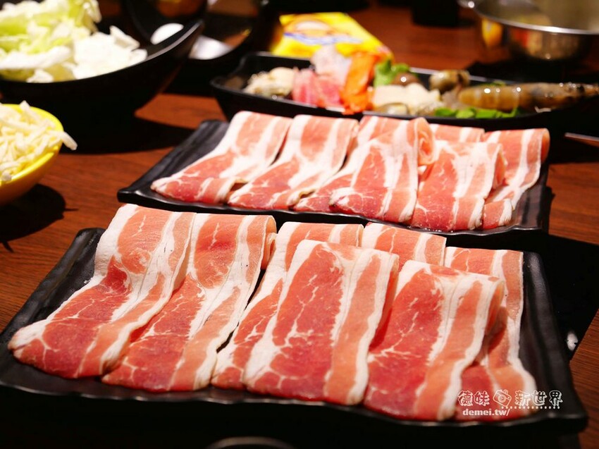 桃園市美食【香港新幹綫火鍋】港式平價個人/鴛鴦│特推香菜皮蛋鍋底│平板點餐&雙軌自動送餐系統 - 德妹看新世界