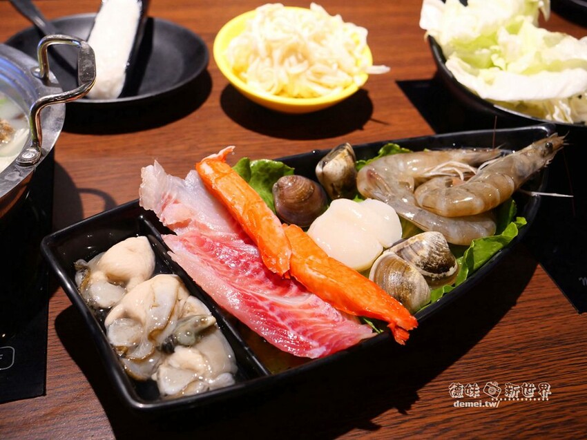 桃園市美食【香港新幹綫火鍋】港式平價個人/鴛鴦│特推香菜皮蛋鍋底│平板點餐&雙軌自動送餐系統 - 德妹看新世界