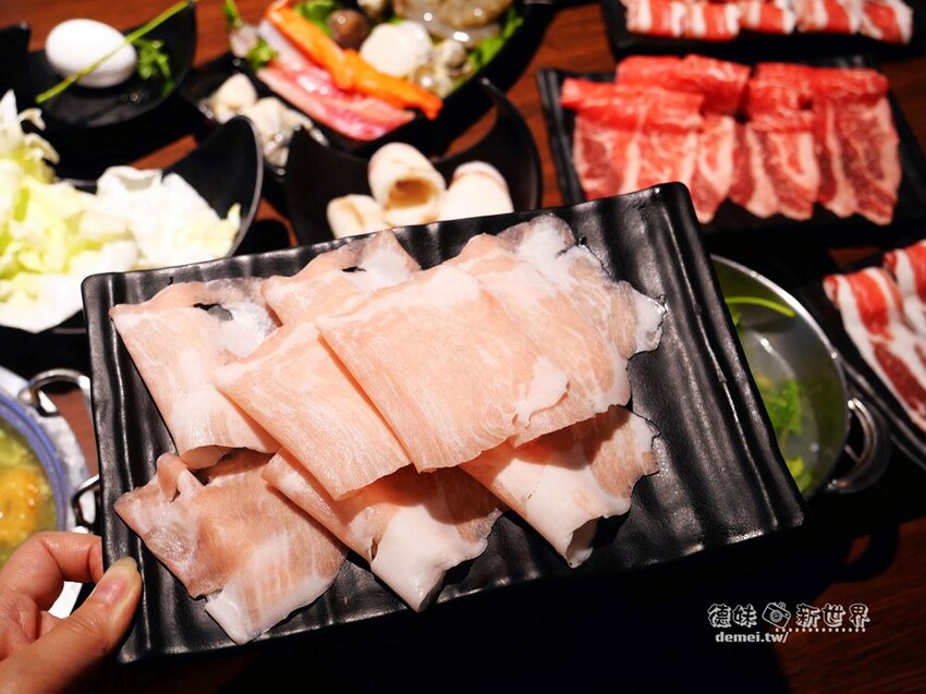 桃園市美食【香港新幹綫火鍋】港式平價個人/鴛鴦│特推香菜皮蛋鍋底│平板點餐&雙軌自動送餐系統 - 德妹看新世界