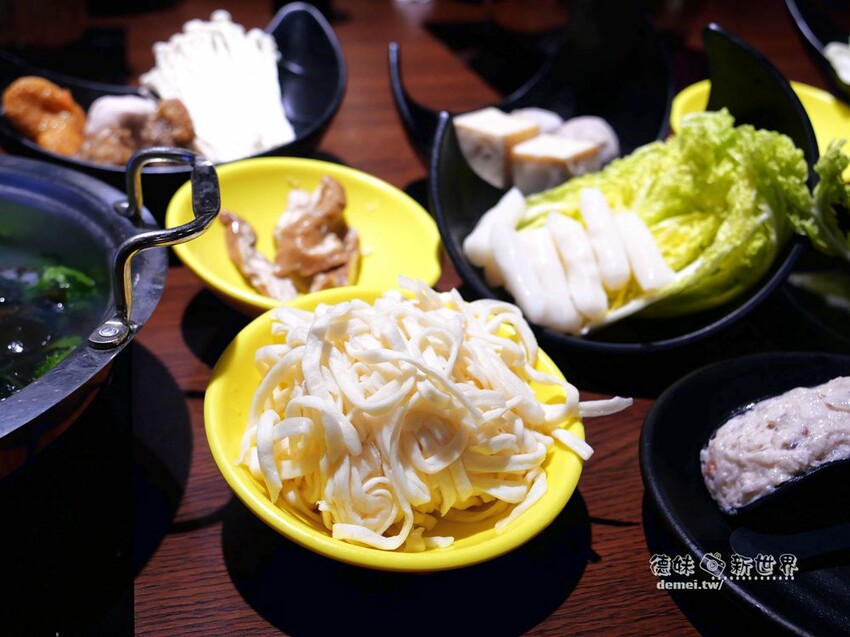 桃園市美食【香港新幹綫火鍋】港式平價個人/鴛鴦│特推香菜皮蛋鍋底│平板點餐&雙軌自動送餐系統 - 德妹看新世界