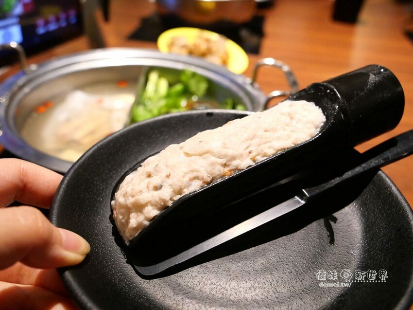 桃園市美食【香港新幹綫火鍋】港式平價個人/鴛鴦│特推香菜皮蛋鍋底│平板點餐&雙軌自動送餐系統 - 德妹看新世界