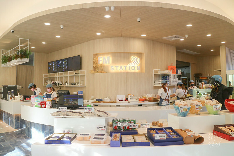 台中北屯｜外型可愛萌檬蛋、綿密柔軟鮮菓子｜松竹門市改裝新開幕、陽光灑落內用好愜意｜馥漫麵包花園