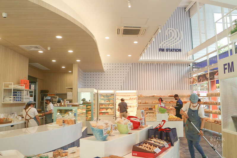台中北屯｜外型可愛萌檬蛋、綿密柔軟鮮菓子｜松竹門市改裝新開幕、陽光灑落內用好愜意｜馥漫麵包花園