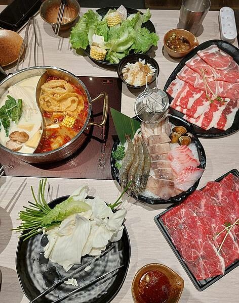 台北士林區｜【聚 日式鍋物】形象店新開幕!日式和風全新升級!肉肉瀑布跟湯底熊超吸睛