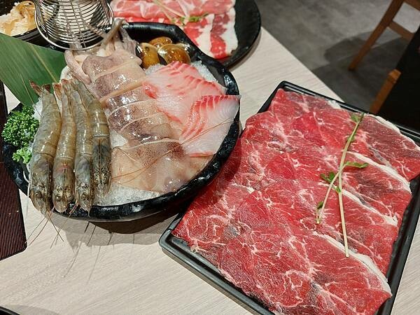 台北士林區｜【聚 日式鍋物】形象店新開幕!日式和風全新升級!肉肉瀑布跟湯底熊超吸睛