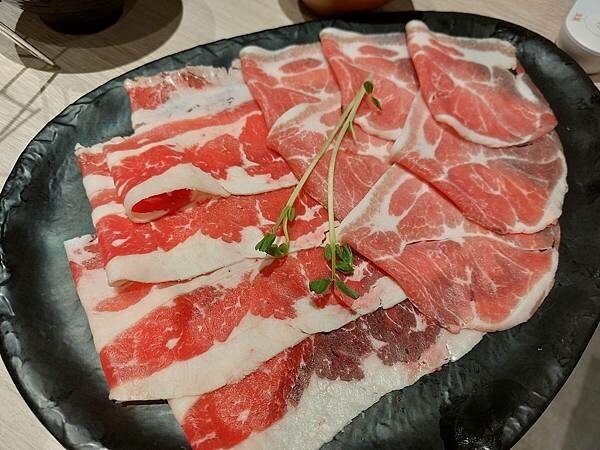 台北士林區｜【聚 日式鍋物】形象店新開幕!日式和風全新升級!肉肉瀑布跟湯底熊超吸睛