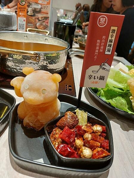 台北士林區｜【聚 日式鍋物】形象店新開幕!日式和風全新升級!肉肉瀑布跟湯底熊超吸睛